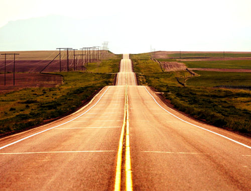 Imagem de uma estrada sem fim.