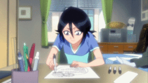 Uma menina desenhando cm uma caneta preta.