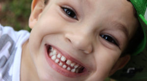 Criança sorrindo para a câmera.