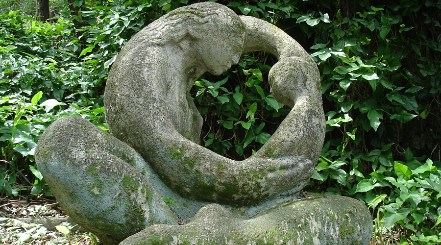 Imagem de uma escultura de uma mãe segurando no colo a filha.